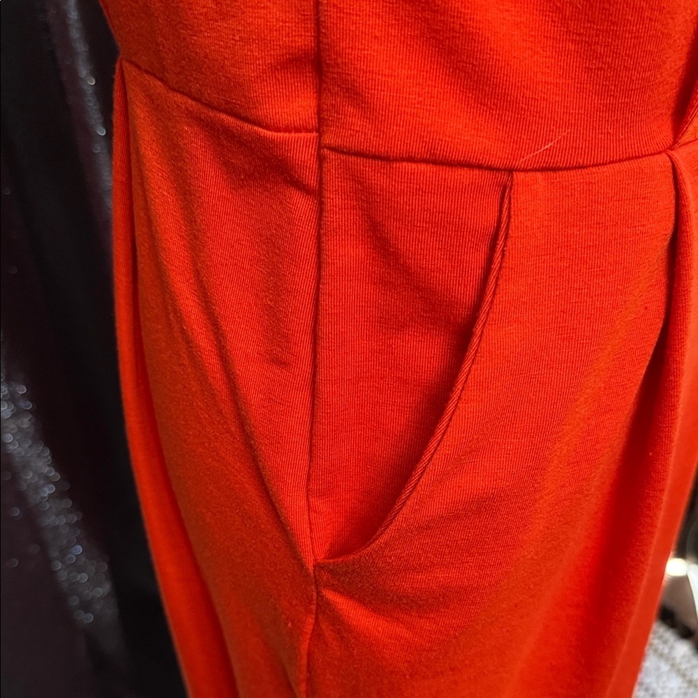 Chic Scarlet Midi Dress - Picture 3 of 6